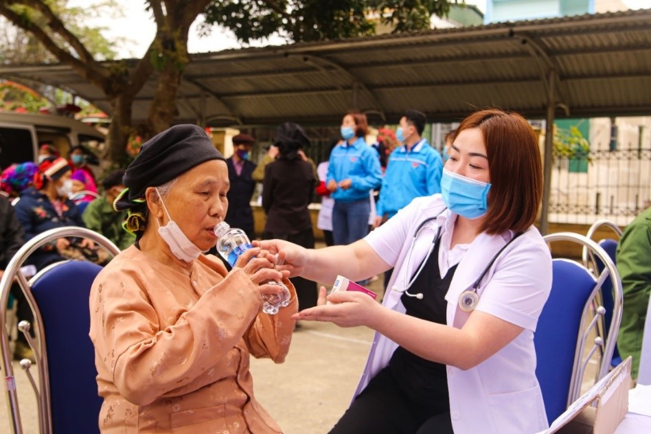 Khám bệnh, cấp phát thuốc điều trị miễn phí cho người nghèo, gia đình chính sách sinh sống tại xã Thuận Hòa, huyện Vị Xuyên