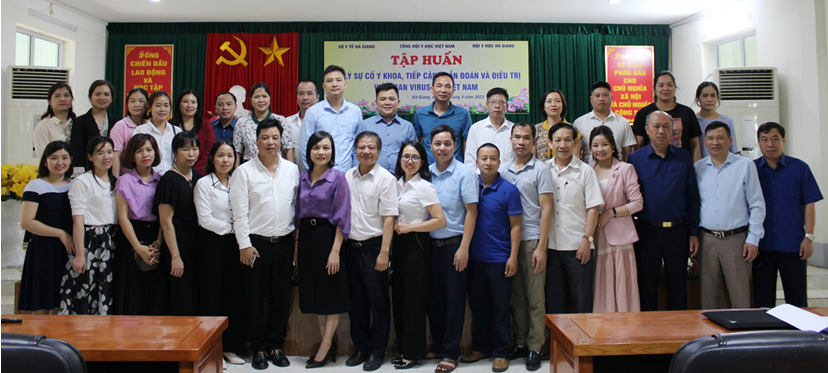 Lãnh đạo Tổng Hội Y học Việt Nam, Sở Y tế và giảng viên chụp ảnh lưu niệm cùng các học viên tại lớp tập huấn