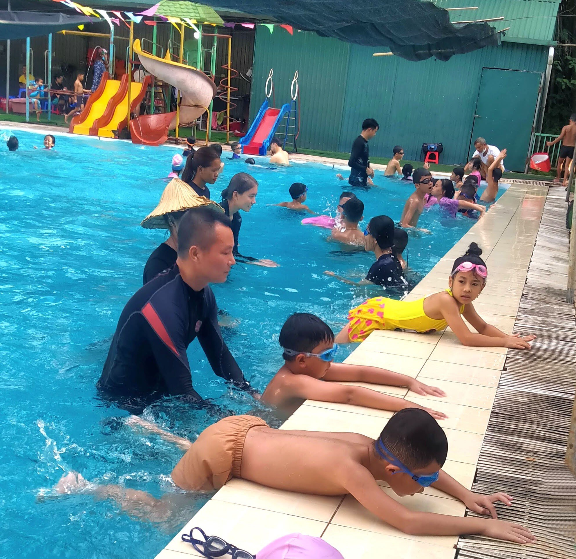 Cho trẻ học bơi để phòng tránh đuối nước ở trẻ em